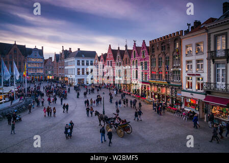 Belgien, Brügge, der Markt, erhöhten Blick auf quadratischen Hauptgebäuden, Dämmerung Stockfoto