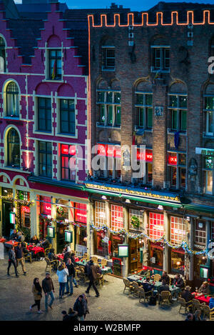 Belgien, Brügge, der Markt, erhöhten Blick auf quadratischen Hauptgebäuden, Dämmerung Stockfoto