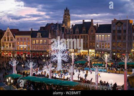 Belgien, Brügge, der Markt, erhöhten Blick auf quadratischen Hauptgebäuden und Winter Eislaufbahn, Dämmerung Stockfoto