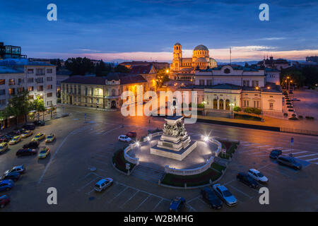 Bulgarien, Sofia, Ploshtad Narodno Sabranie Square, Statue des russischen Zaren Alexander II, National Assembly Building und Alexander Nevski Cathedral, erhöhten Blick, dawn Stockfoto