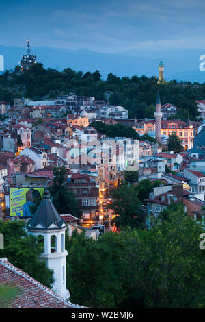 Südlichen Berge, Bulgarien, Plovdiv, erhöhte Stadtansicht von Nebet Tepe Hügel, Dämmerung Stockfoto