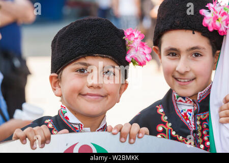 Bulgarien, Zentralen Berge, Kasanlak, Kazanlak Rose Festival, Stadt produziert 60% des weltweiten Rosenöl, Jungen in traditionellen Kostümen, NR Stockfoto