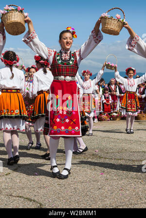 Bulgarien, Mittelgebirge, Kazanlak, Kazanlak Rosenfest, Stadt produziert 60 % der weltweit Rosenöl, Tänzerinnen in traditionellen Kostümen der rose Tanz beim Herbstball, NR Stockfoto