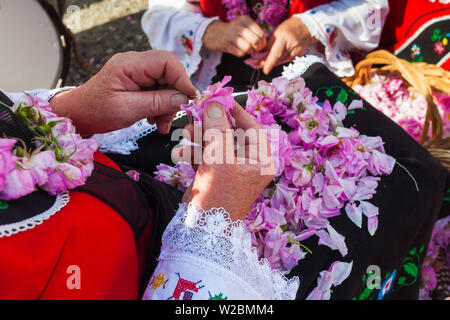 Bulgarien, Mittelgebirge, Kazanlak, Kazanlak Rosenfest, Stadt produziert 60 % der weltweit Rosenöl, Menschen in traditionellen Kostümen, NR Stockfoto