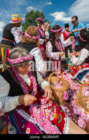 Bulgarien, Mittelgebirge, Kazanlak, Kazanlak Rosenfest, Stadt produziert 60 % der weltweit Rosenöl, Menschen in traditionellen Kostümen, NR Stockfoto