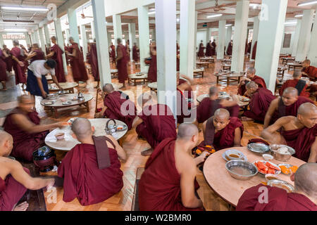 Mönche Speisen Kha Khat Wain Kyaung Kloster, Bago (Pegu), Birma Stockfoto