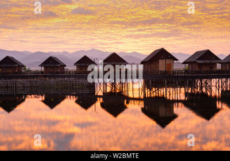 Sunrise Hotel & Kabinen über Inle See Inle, Shan Staat, Myanmar (Birma) Stockfoto