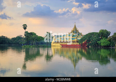 Myanmar (Burma), Yangon (Rangun), Shwedagon Paya (Pagode), Karaweik-halle Folgen und Kandawgyi See Stockfoto