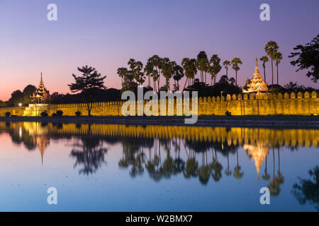 Myanmar (Burma), Mandalay, Wassergraben und Stadt Festungsmauern Stockfoto