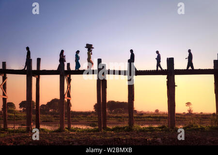 Myanmar (Burma), Mandalay, Amarapura, U-bein Brücke aus Teakholz (weltweit längste Brücke) Stockfoto