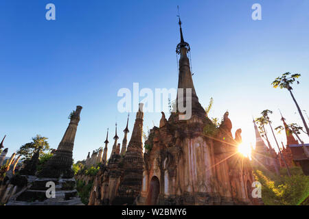 Myanmar (Burma), Shan Staat, Inle See, Inthein Dorf, Shwe Inn Thein Paya, stupa Ruinen Stockfoto