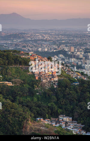 Einer Favela in Rio de Janeiro, Brasilien Stockfoto