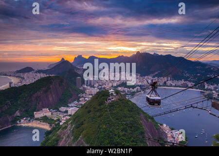 Strand von Copacabana und Rio de Janeiro aus dem Zuckerhut, Brasilien Stockfoto