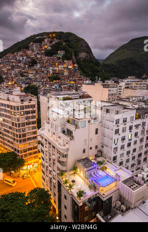 Favela ein paar wenige Blocks vom Strand von Copacabana, Rio de Janeiro, Brasilien Stockfoto