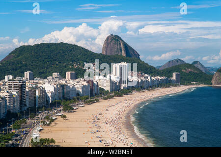 Erhöhten Blick auf die Copacabana, Rio de Janeiro, Brasilien, Südamerika Stockfoto