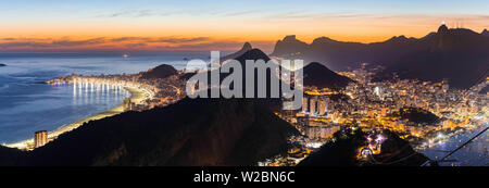 Berg Corcovado und die Stadt bei Sonnenuntergang von Sugarloaf (Pao De Acucar) in Rio de Janeiro, Brasilien Stockfoto