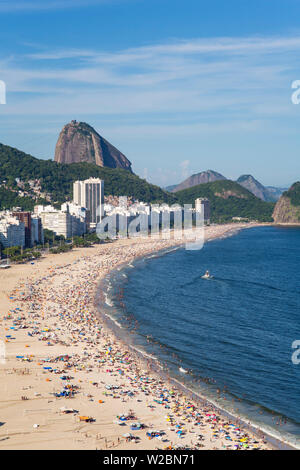 Strand von Copacabana und Zuckerhut, Rio de Janeiro, Brasilien, Südamerika Stockfoto