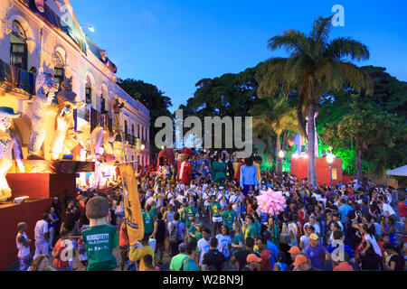 , Pernambuco, Brasilien Olinda Altstadt (UNESCO-Welterbe), riesige Marionetten während des Karnevals. Stockfoto