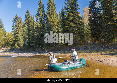 Fliegen fischer Casting & Angeln vom Boot, British Columbia, Kanada Stockfoto