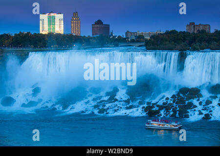 Kanada und USA, Ontario und New York State, Niagara, Niagara Falls, mit Blick auf die amerikanischen Wasserfälle in der Dämmerung Stockfoto