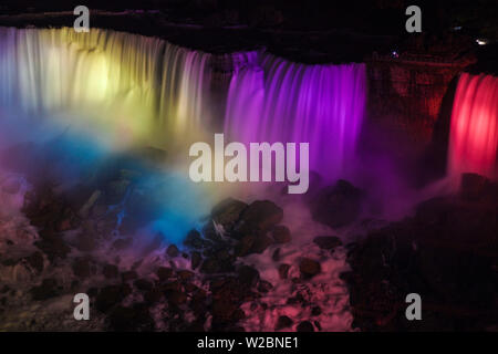 Kanada und USA, Ontario und New York State, Niagara, Niagara Falls, die amerikanische und die Bridal Veil Falls bei Nacht beleuchtet Stockfoto