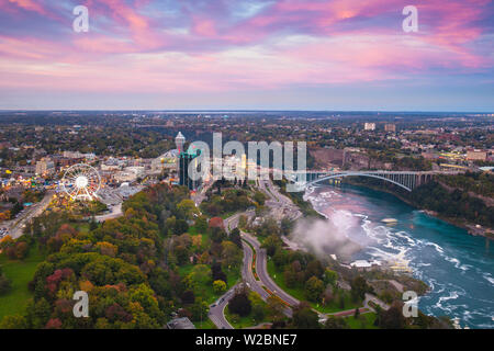 Kanada und USA, Ontario und New York State, Niagara, Blick über den Victoria Park in Richtung Sheraton on the Falls Hotel und Rainbow Bridge Stockfoto