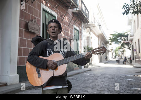 Man Gitarre spielen in den Straßen von Habana Vieja, Havanna, Kuba Stockfoto