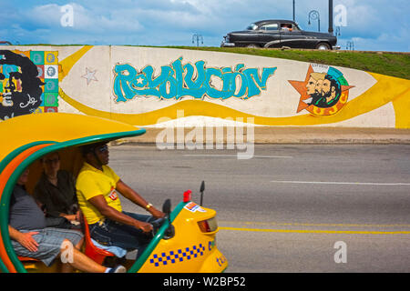 Kuba, Havanna, Revolucion Wandgemälde und gelbe Coco Taxi Stockfoto