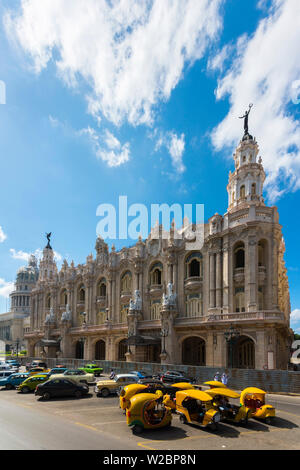 Kuba, La Habana Vieja (Altstadt Havanna), Paseo de Marti, Gran Teatro de La Habana und gelb Coco Taxis Stockfoto