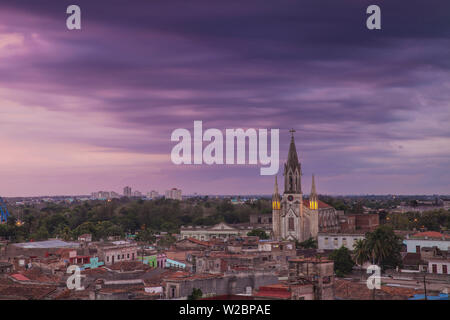 Kuba Camagüey Province, Camaguey, Blick auf die Stadt in Richtung Iglesia de Nuestra Sagrado Corazon de Jesus - Das Heiligste Herz Jesu Kathedrale suchen Stockfoto