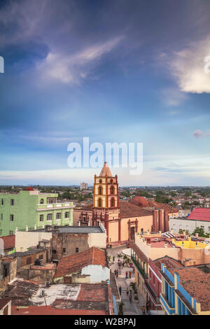 Kuba, Camaguey, Camagüey Province, Blick auf die Stadt in Richtung Iglesia de Nuestra SeÃ±ora De La Soledad suchen Stockfoto