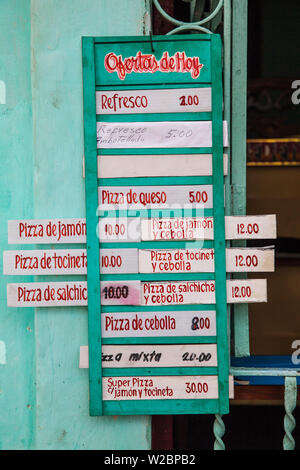 Kuba, Camaguey, Camagüey Province, Avenue de los Martyres, Menü outside cafe Stockfoto