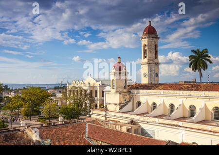 Cuba, Cienfuegos, Parque Marti, Blick auf die Catedral de La Purisima Concepcion, in der Ferne ist das Teatro Tomás Terry Stockfoto