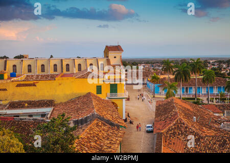 Kuba, Trinidad, Blick auf die Iglesia Parroquial de la: Iglesia de Santisima Trinidad - Kirche der Hl. Dreifaltigkeit am Plaza Mayor Stockfoto