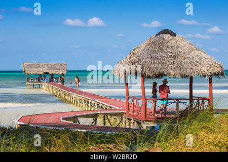 Kuba, Jardines del Rey, Cayo Guillermo, Playa El Paso, Holz- roten Steg Stockfoto