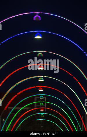 Curacao, Willemstad, Königin Emma Pontoon Bridge bei Nacht, manchmal genannt, das Schwingen alte Dame von Curacao Stockfoto