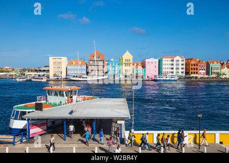 Curacao, Willemstad, Blick auf otrobanda Ferry Terminal, und Niederländischen Kolonialbauten auf Handelskade entlang Punda's Waterfront Stockfoto