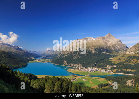 Schweiz, Graubünden, Engadin, St. Moritz, sonnige Aussicht auf das Tal und die Seen Stockfoto