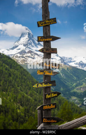 Wegweiser außerhalb Chalet in Eggen, Matterhorn, Zermatt, Wallis, Schweiz Stockfoto