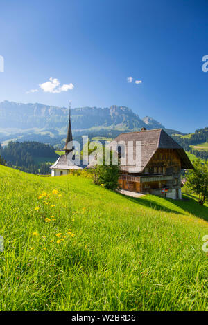 Kirche und Bauernhaus in einem Dorf im Emmental, Berner Oberland, Schweiz Stockfoto