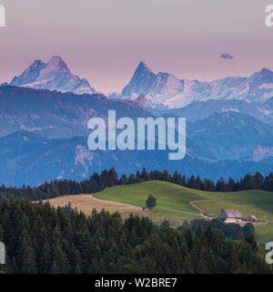 Emmental und Schweizer Alpen im Hintergrund, Berner Oberland, Schweiz Stockfoto