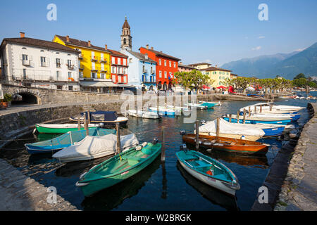 Ascona von der malerischen Seepromenade und Boat Harbour, Ascona, Lago Maggiore, Tessin, Schweiz Stockfoto