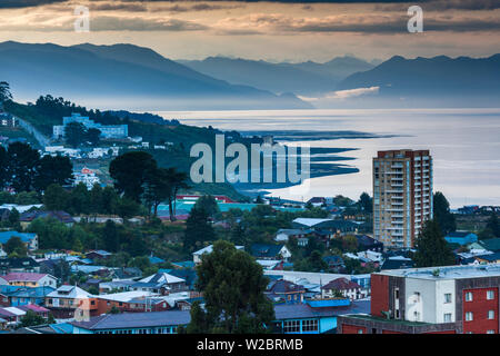 Chile, Los Lagos Region, Puerto Montt, erhöhten Blick auf die Stadt. Stockfoto