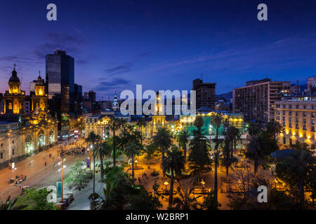 Chile, Santiago, Plaza de Armas und der Metropolitan Kathedrale, Erhöhte Ansicht, Dämmerung Stockfoto