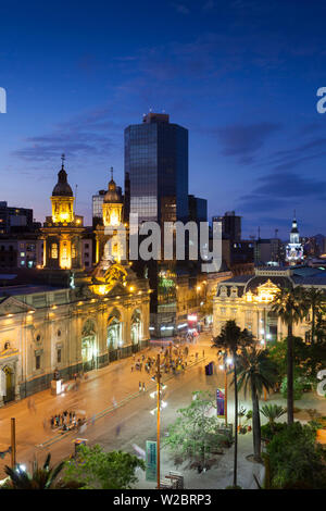 Chile, Santiago, Plaza de Armas und der Metropolitan Kathedrale, Erhöhte Ansicht, Dämmerung Stockfoto