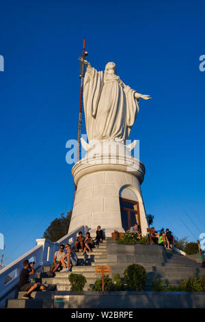 Chile, Santiago, Cerro San Cristobal hill, Virgen De La Immaculada Concepcion Statue, Sonnenuntergang Stockfoto