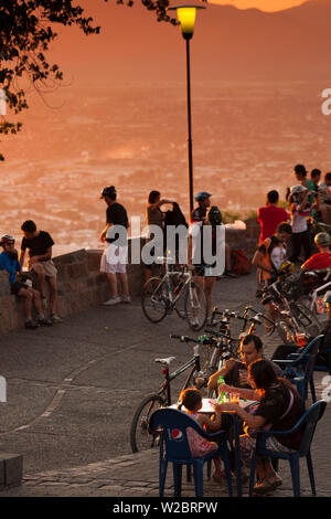 Chile, Santiago, Cerro San Cristóbal, Besucher, Dämmerung Stockfoto