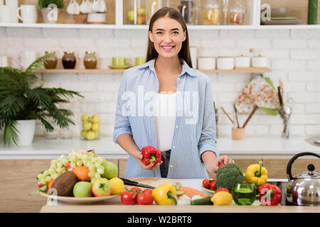 Gesunde Lebensweise. Junge Frau Kochen in der Küche Stockfoto