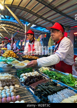 Imbissstände in der Donganmen Night Food Markt in der Nähe von Wangfuging Dajie, Peking, China Stockfoto