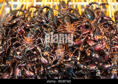 Scorpions auf Stöcke, Donghuamen Nachtmarkt, Wangfujing, Peking, China Stockfoto